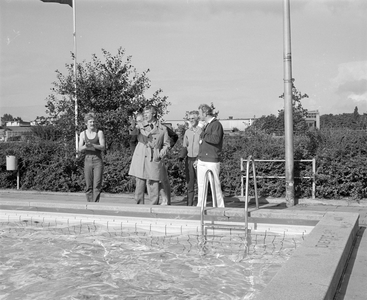 881349 Afbeelding van enkele aanwezigen bij de opening van de Zwemvierdaagse in het Zwembad Den Hommel (Kennedylaan 5) ...